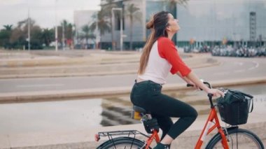 palmiye ağaçlarının yanında pedal genç kadın veya kız binicilik bisiklet