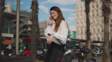 Yaz Park cep telefonunda bir kadın