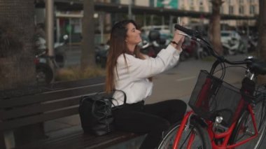 bir kadın selfie üstünde hareket eden telefon yaz Park yapıyor