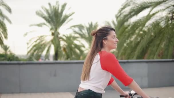 夏天骑自行车的妇女沿着海滩 健康和运动理念 — 图库视频影像