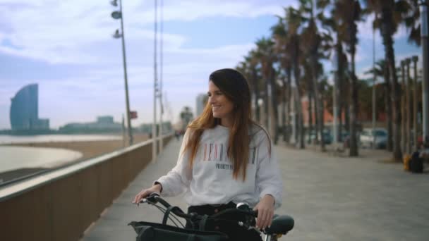 夏の時間の海岸に沿って女性乗馬自転車 健康とスポーツの概念 — ストック動画