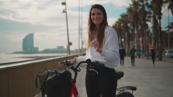 Kvinna Rider cykel längs stranden vid sommartid — Stockvideo