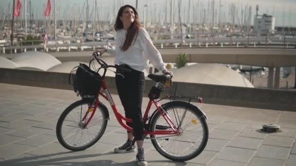 Mulher andar de bicicleta ao longo da praia na hora de verão — Vídeo de Stock
