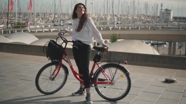 Kvinna Rider cykel längs stranden vid sommartid — Stockvideo