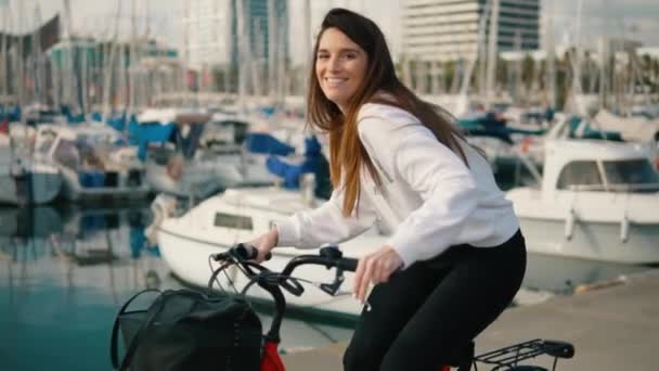 Vrouw fietsten langs strand op zomertijd — Stockvideo