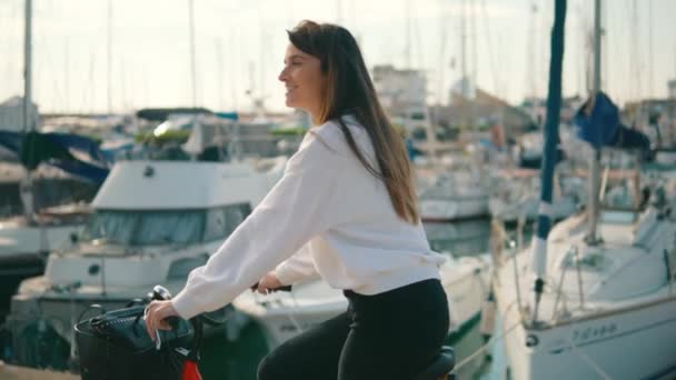 夏の時間の海岸に沿って女性乗馬自転車 — ストック動画
