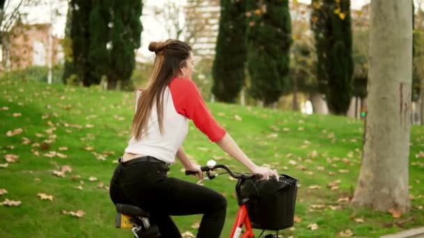 Giovane Donna Ragazza Bicicletta Pedalando Accanto Alle Palme Nella Città — Video Stock