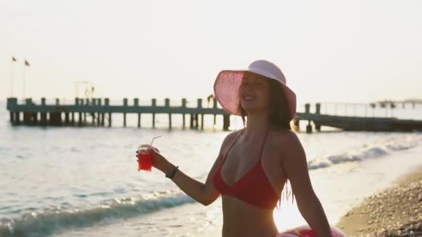 Attraktiv ung turist dricka färsk cocktail vid stranden nära havet eller ocean. — Stockvideo