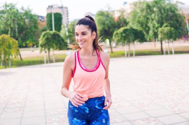 Genç güzel uygun kadın parkta çalışıyor