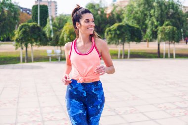 Genç güzel uygun kadın parkta çalışıyor