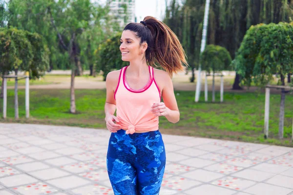 Joven hermosa mujer en forma está corriendo en el parque — Foto de Stock