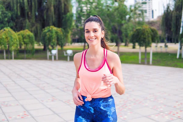 Genç güzel uygun kadın parkta çalışıyor