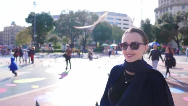 Mujer de negocios mirando a su alrededor y caminando en la plaza de la ciudad, concepto de turismo — Vídeo de stock