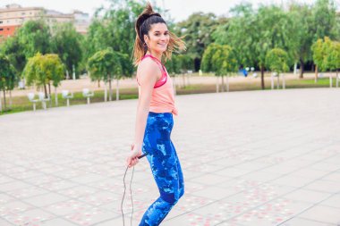 Atlama ipi bir parkta ile uygun güzel kadın