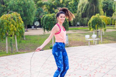 Atlama ipi bir parkta ile uygun güzel kadın