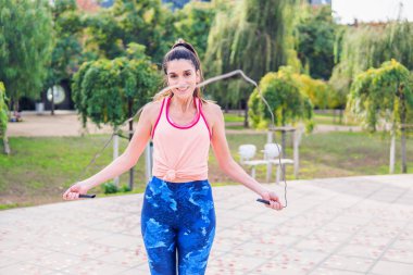 Atlama ipi bir parkta ile uygun güzel kadın