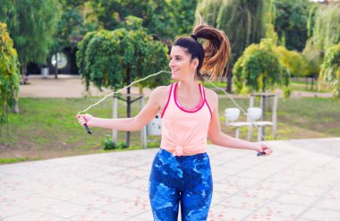 Atlama ipi bir parkta ile uygun güzel kadın