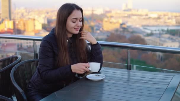 Κυρία πίνοντας καφέ στα υπαίθρια καφετέρια με καταπληκτική θέα στη Βαρκελώνη — Αρχείο Βίντεο