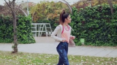 Uygun kadın parkta çalıştıran Slowmotion video. spor eğitimi