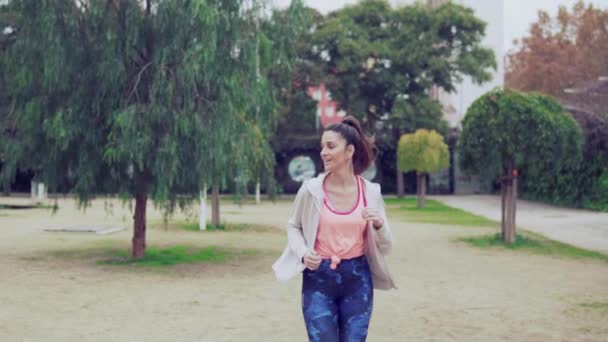 Vídeo en cámara lenta de una mujer en forma corriendo por el parque. entrenamiento deportivo — Vídeos de Stock