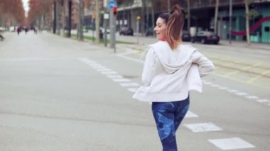 binalar içinde belgili tanımlık geçmiş ile şehir sokakta çalışan kadın