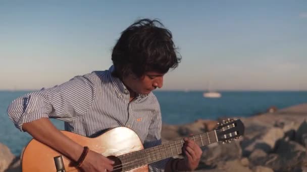 4k a felvétel a zenész ember játszik akusztikus gitár — Stock videók