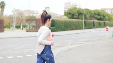 binalar içinde belgili tanımlık geçmiş ile şehir sokakta çalışan kadın