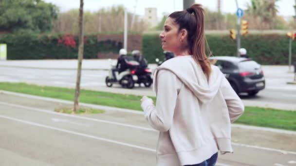 Vrouw in de straat van de stad met gebouwen in de achtergrond — Stockvideo