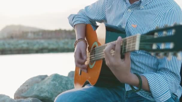 Slowmotion lövés zenész ember játszik akusztikus gitár — Stock videók