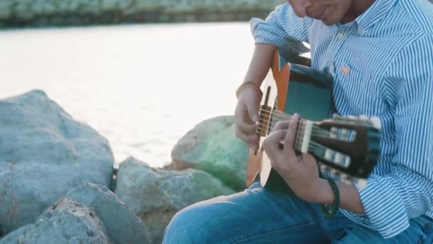 Slowmotion βολή του ανθρώπου μουσικός παίζοντας ακουστική κιθάρα — Αρχείο Βίντεο