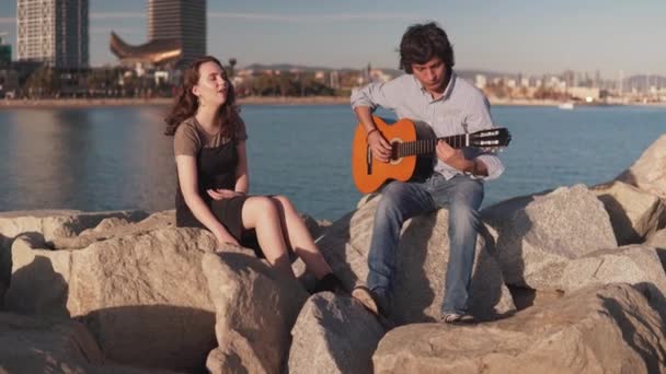 Copribanda coppia di musicisti suonare la chitarra acustica e cantare vicino alla spiaggia — Video Stock