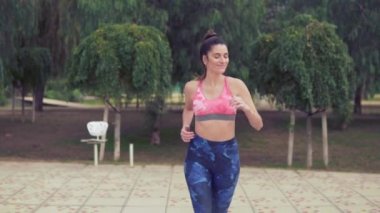 Uygun kadın parkta çalıştıran Slowmotion video. spor eğitimi