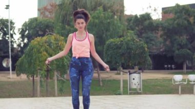 Atlama ipi bir parkta ile uygun güzel kadın