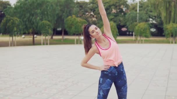 Runner apto mulher aquecendo antes do treinamento esportivo no parque . — Vídeo de Stock