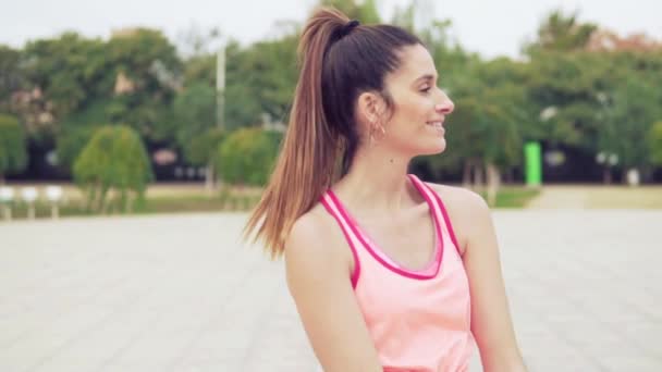 Läuferisch fitte Frau wärmt sich vor Sporttraining im Park auf. — Stockvideo