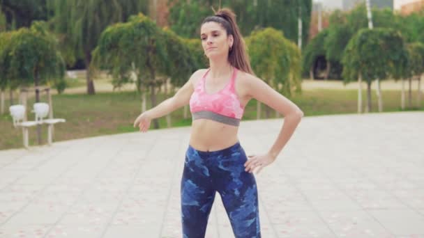 Corredor en forma mujer calentando antes de entrenamiento deportivo en el parque . — Vídeo de stock