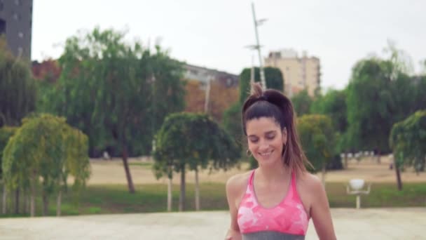 Vídeo en cámara lenta de una mujer en forma corriendo por el parque. entrenamiento deportivo — Vídeo de stock