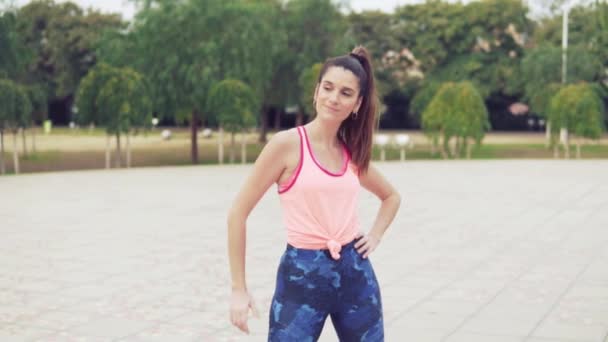 Corredor en forma mujer calentando antes de entrenamiento deportivo en el parque . — Vídeo de stock