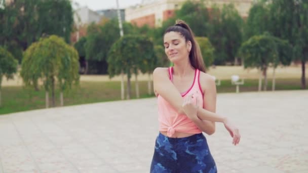 Runner pasuje kobieta rozgrzewkę przed treningu sportowego w parku. — Wideo stockowe