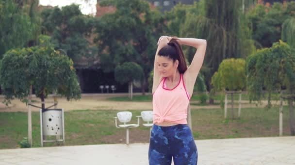 Corredor en forma mujer calentando antes de entrenamiento deportivo en el parque . — Vídeos de Stock
