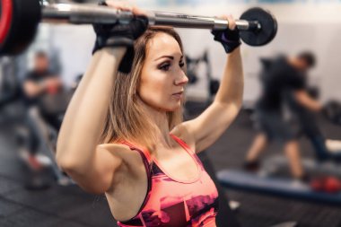 Genç kadının spor salonunda egzersiz egzersiz yapması yerleştirmek