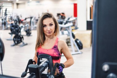 Genç kadının spor salonunda egzersiz egzersiz yapması yerleştirmek