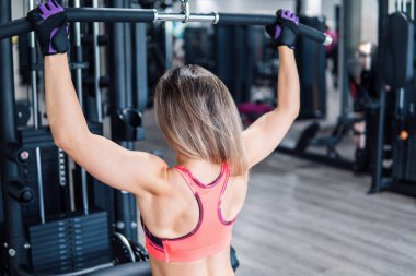 Genç kadının spor salonunda egzersiz egzersiz yapması yerleştirmek