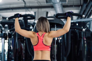 Genç kadının spor salonunda egzersiz egzersiz yapması yerleştirmek