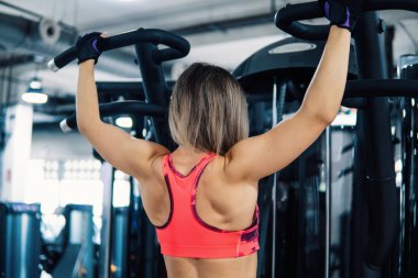 Genç kadının spor salonunda egzersiz egzersiz yapması yerleştirmek