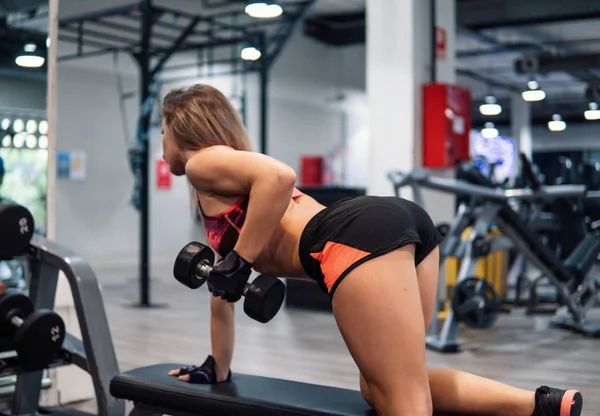 Mujer en forma joven haciendo ejercicio en el gimnasio — Foto de Stock