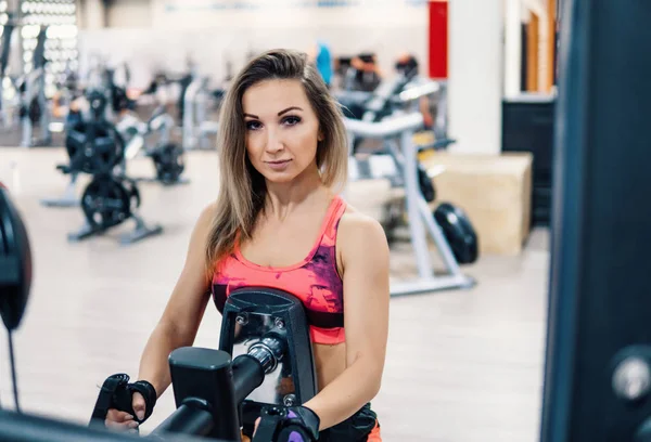 Junge, fitte Frau beim Workout im Fitnessstudio — Stockfoto