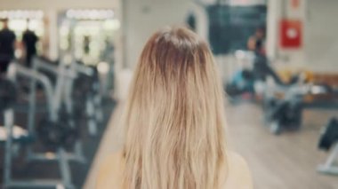 Genç Slowmotion çekim spor salonu ile yürüyen kadın uygun.
