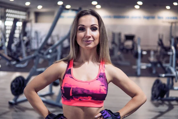 Spor salonunda kameraya fitness eğitmeni görünüyor