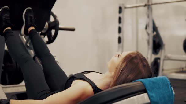 Μικρά ταιριάζει γυναίκα που κάνει άσκηση στο γυμναστήριο, προπόνηση — Αρχείο Βίντεο